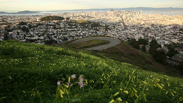 在旧金山市，缤纷的日落正在落下。视频素材