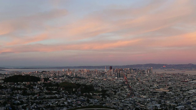 在旧金山市，缤纷的日落正在落下。视频素材