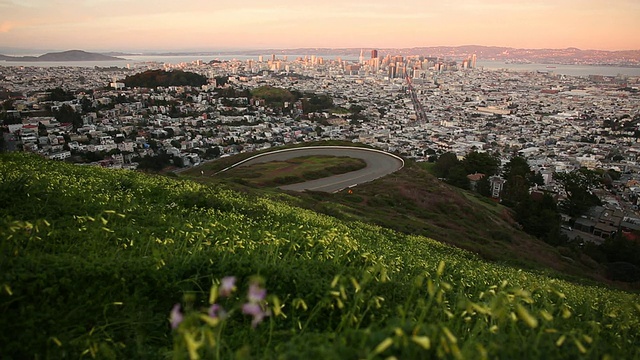 在旧金山市，缤纷的日落正在落下。视频素材