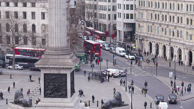 英国伦敦特拉法加广场周围的交通状况。视频素材