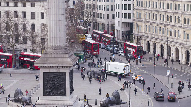 英国伦敦特拉法加广场周围的交通状况。视频素材