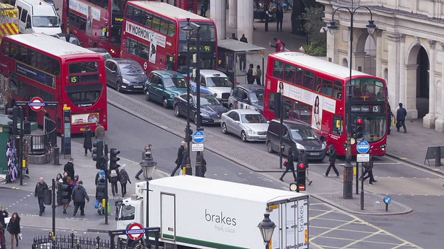 英国伦敦特拉法加广场周围的交通状况。视频素材