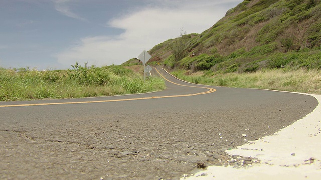 美国夏威夷毛伊岛的山路景色视频素材