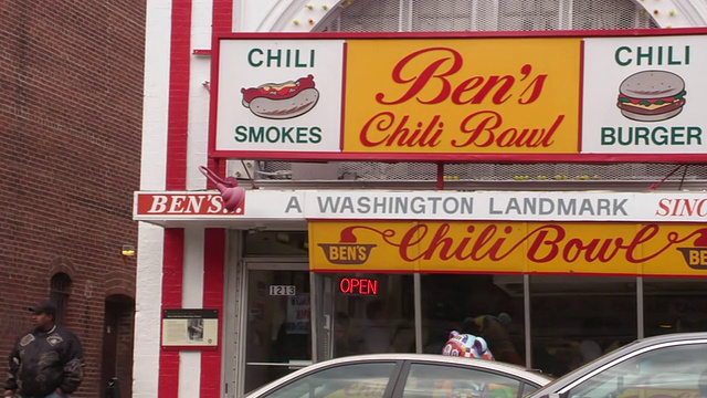 美国哥伦比亚特区华盛顿U街本斯辣椒碗餐厅的MS Front of Bens Chili Bowl视频素材