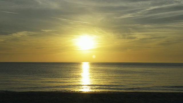 沙滩时光流逝，夕阳伴人视频素材