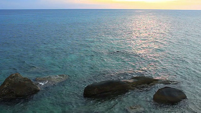 海景景观以岩石为主视频素材