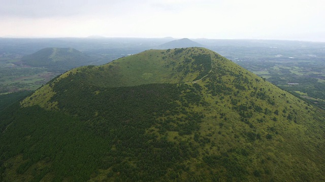 拍摄的火山锥和天际线视频素材