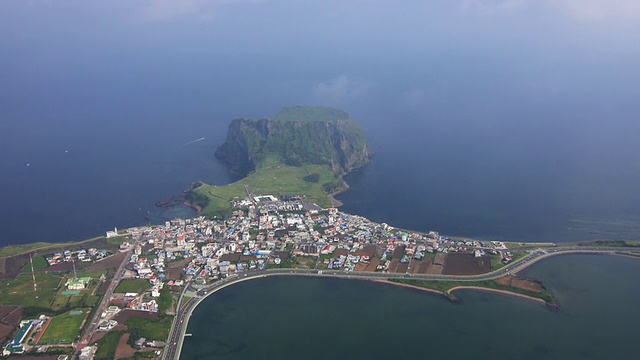 Seongsanilchulbong悬崖(联合国教科文组织世界遗产)和海景视频素材