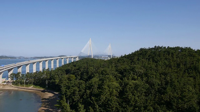 木浦大桥和海上客轮景色视频素材