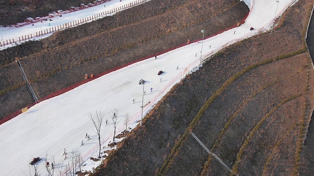 许多人在滑雪胜地的观点视频素材