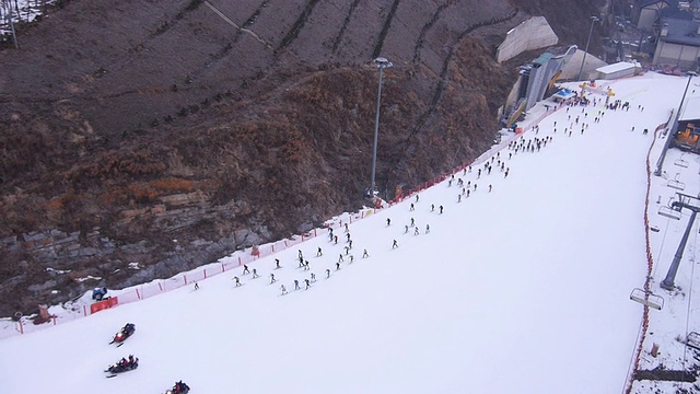 许多人在滑雪胜地的观点视频素材