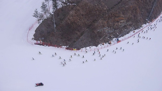 许多人在滑雪胜地的观点视频素材