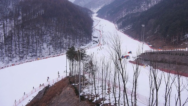 许多人在滑雪胜地的观点视频素材