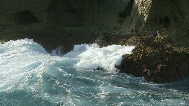 MS SLO MO海浪撞击悬崖/ Nusa lebongan, Klungkung，印度尼西亚视频素材