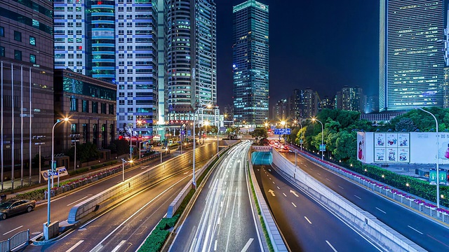 时间流逝——上海夜晚的城市交通视频素材