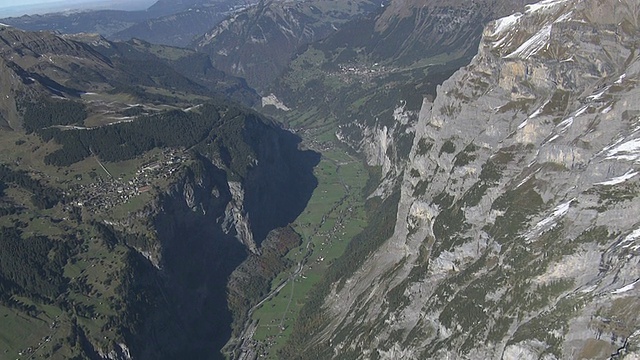 从直升机上鸟瞰山脉和山谷视频素材