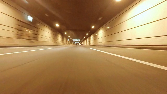 在高速公路上开车。视频素材