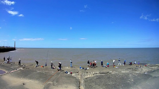 2015年，乌拉圭蒙得维的亚，人们在“Escollera Sarandí”钓鱼视频素材