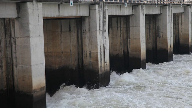 关闭大坝以控制水流视频素材