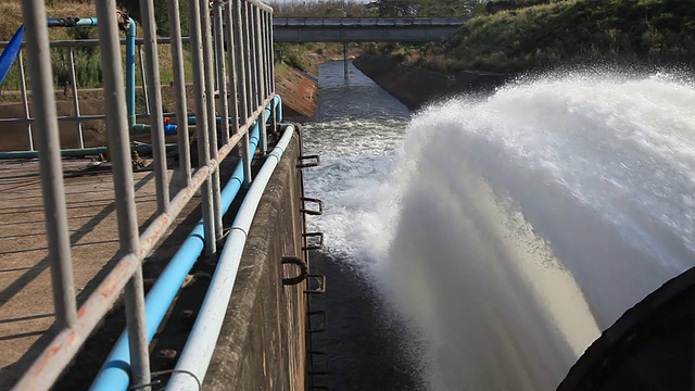 水门正在从大坝中排水视频素材