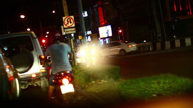 城市夜生活和交通堵塞视频素材