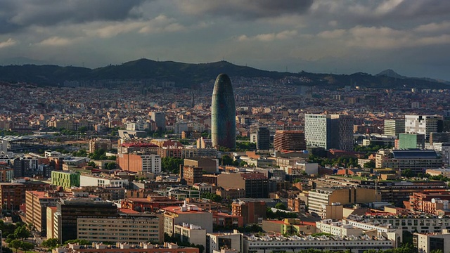 巴塞罗那天际线的时间流逝与史诗滚动云和缩放到Torre Agbar视频素材