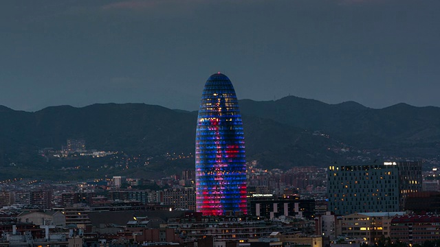 西班牙巴塞罗那Torre Agbar和周围建筑的黄昏时间视频素材