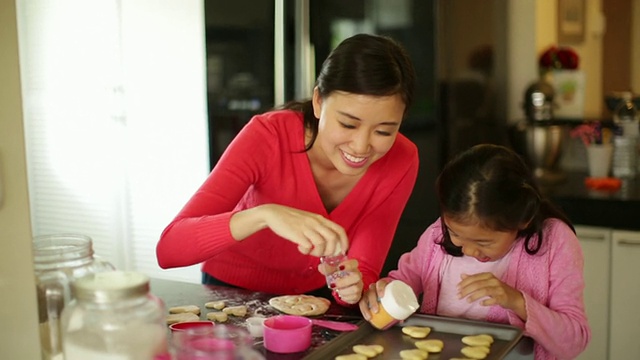 妈妈和女儿在做饼干视频素材