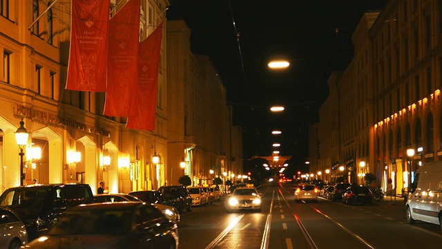 Muenchen Maximilianstrasse And Hotel Vier Jahreszeiten Kempinski At Night (4K/超高清到高清)视频素材