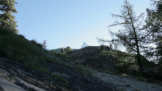 徒步前往欧洲阿尔卑斯山脉马特洪峰的登山者视频素材