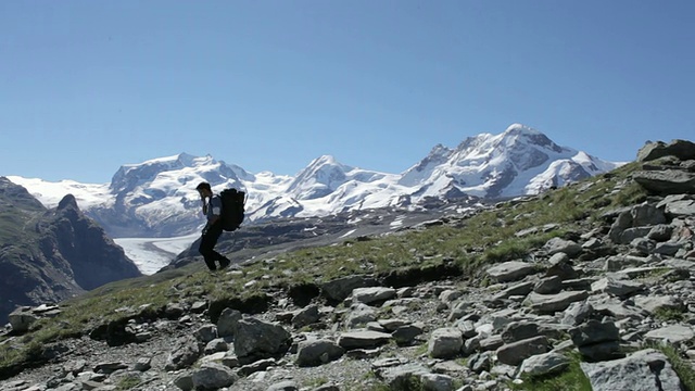 在欧洲阿尔卑斯山徒步的登山者。视频素材