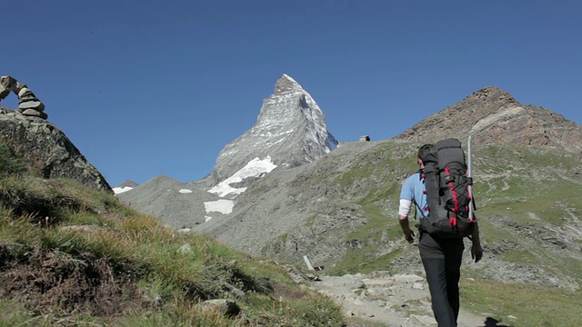 一名登山运动员正走向欧洲阿尔卑斯山的马特洪峰视频素材