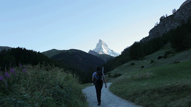 徒步前往欧洲阿尔卑斯山脉马特洪峰的登山者。视频素材