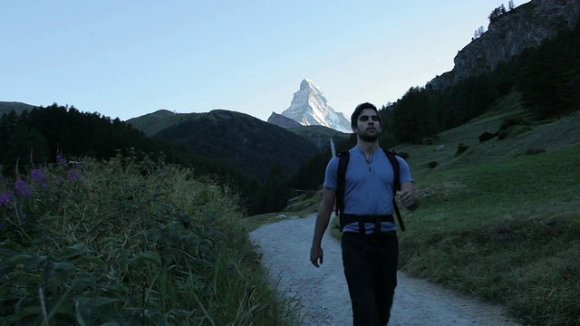 攀登者行走在欧洲阿尔卑斯山，马特洪峰为背景。视频素材