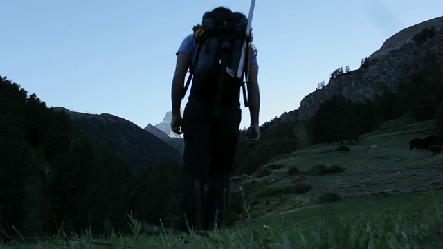 徒步向欧洲阿尔卑斯山马特洪峰的登山者。视频素材