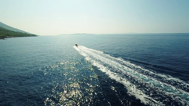 飞向太阳的空中摩托艇视频素材