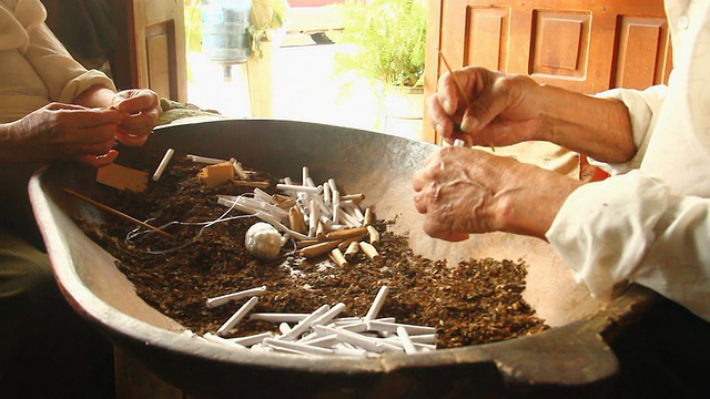 “青年永恒谷”的老人准备的烟草视频素材