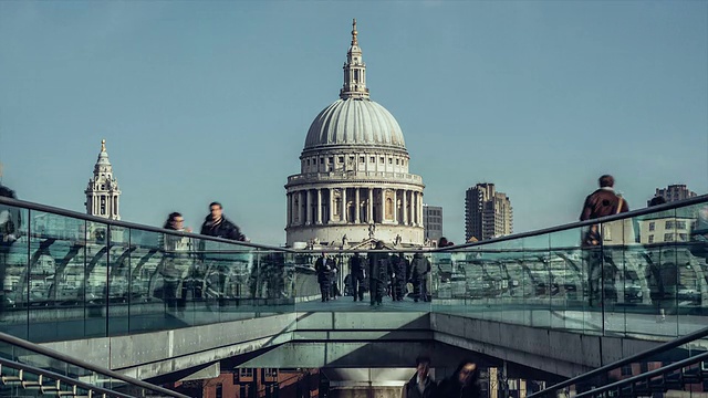 英国伦敦千年桥和圣保罗大教堂的时光流逝视频素材