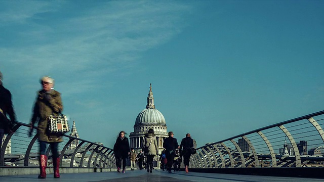 英国伦敦千年桥和圣保罗大教堂的时光流逝视频素材