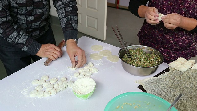 做中国饺子视频素材