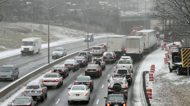 从高处俯瞰积雪的交通公路景象。视频素材