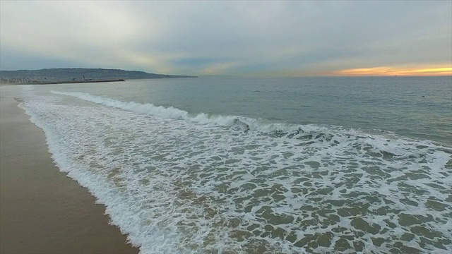 航拍的海洋和海浪打破海滩。视频素材