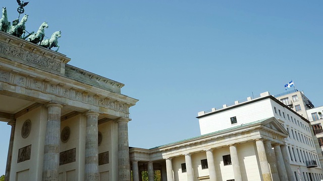 PAN Berlin Brandenburger Tor And Haus Liebermann (4K/超高清到高清)视频素材