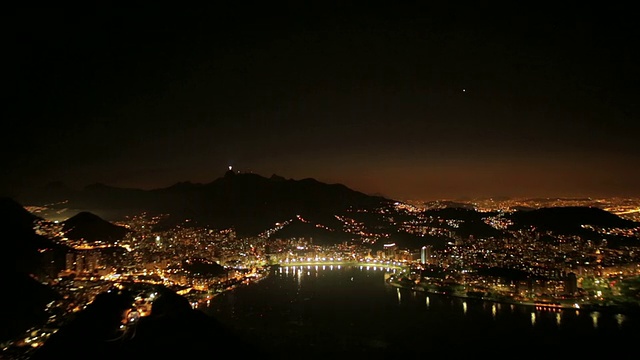 夜间夜空照明建筑物的高角度视图视频素材