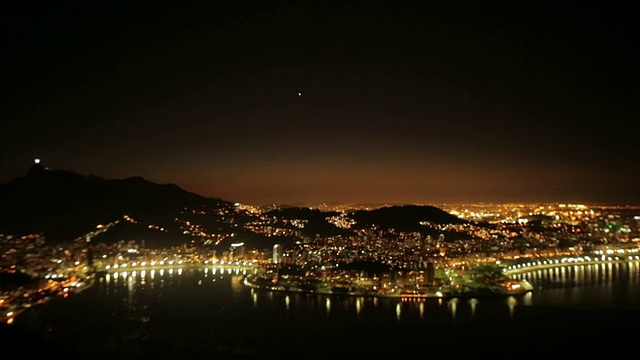 夜间夜空照明建筑物的高角度视图视频素材