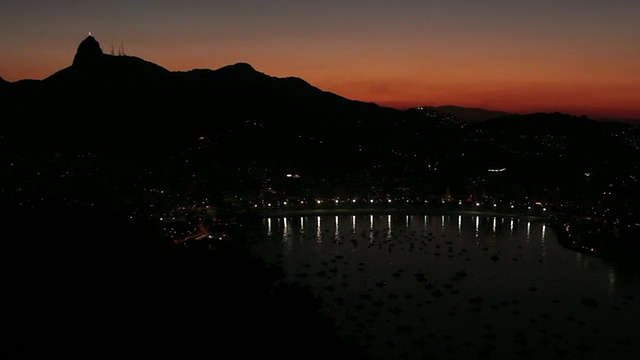 夕阳西下山峦倒影风景视频素材