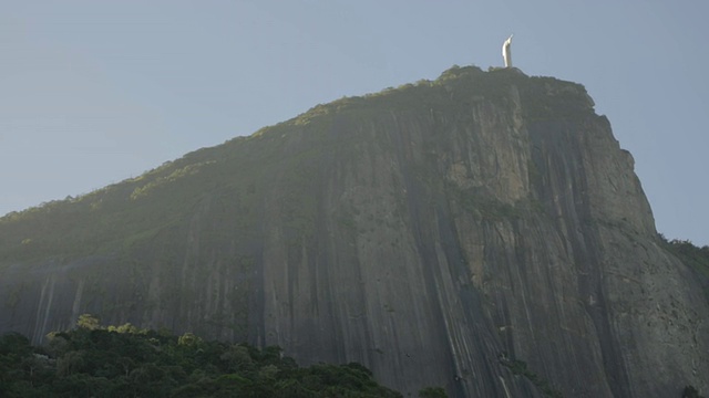 山上岩石仰天俯视视频素材