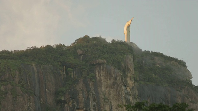 山上岩石仰天俯视视频素材