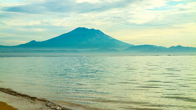 来自Sanur海滩的Batur山视频素材