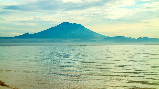 来自Sanur海滩的Batur山视频素材